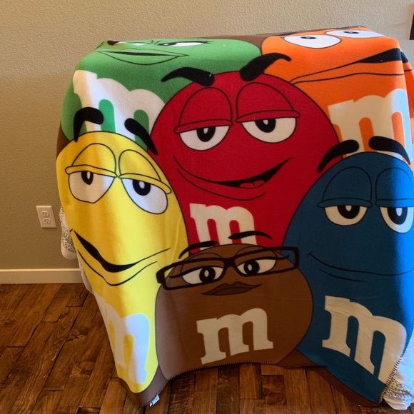 M & M fleece throw - Picture 1 of 5